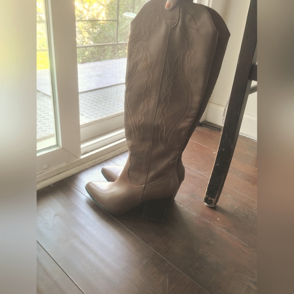 Boots 👢 - Picture 2 of 5